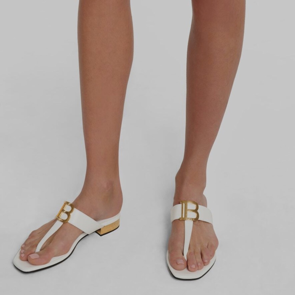 Balmain Sofía Gold and White Flat Sandals with Thong Design.